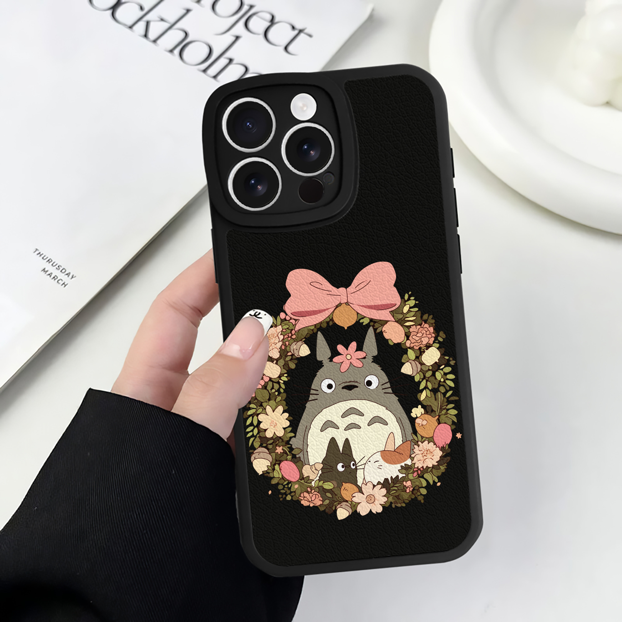 （画像用） となりのトトロ 草壁メイ 草壁サツキ My Neighbor Totoro Satsuki Kusakabe Mei Kusakabe 【iPhone 16シリーズ対応】シリコンスマホケース（レザー調） 材質：シリコン